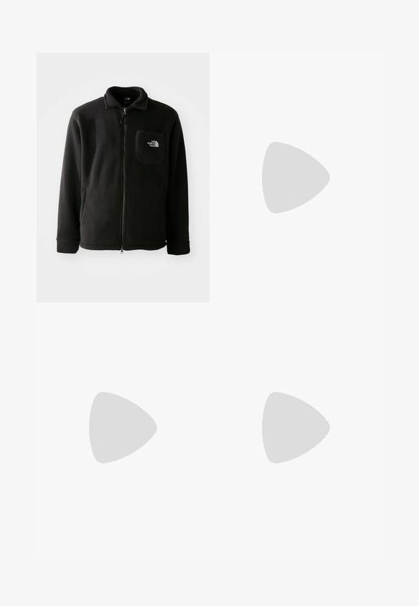 Sort fleecejakke med lynlås foran, høj krave, elastiske manchetter og en brystlomme med logo. Blødt materiale, afslappet design.; Hvid langærmet t-shirt lavet af bomuld. Har et lille gyldent logo på brystet og en rund halsudskæring. Enkel design og standard pasform.; Sorte denimbukser med lige snit, der har frontlommer, lynlås og en enkelt knap i toppen. Struktureret stof med en mat finish.; Brune læder ankelstøvle med sort krave, metaløjer og slidstærk grå sål. Har logo på siden og syet detaljer.