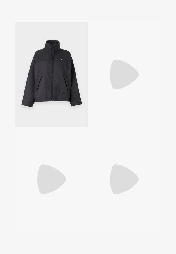 Doudoune noire zippée avec col montant, poches latérales et petit logo blanc sur le côté gauche de la poitrine sur un fond clair uni.; T-shirt noir à manches courtes avec un col rond, un petit logo embossé sur la poitrine et une étiquette blanche à l'intérieur du col.; Jean vert clair taille haute, jambes droites, avec bouton devant, fermeture éclair, passants de ceinture et design cinq poches.; Ballerines en cuir noir avec un bout rond, texture lisse, détails de couture minimalistes et design de semelle flexible.