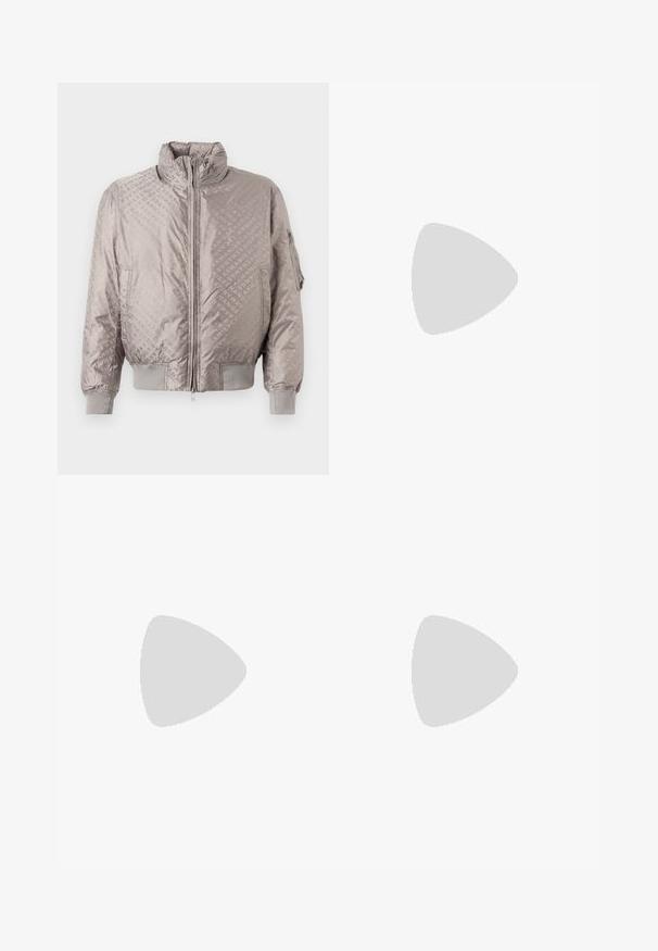 Veste bomber matelassée en nylon gris clair avec un motif logo ton sur ton, col haut, fermeture éclair frontale et poignets et ourlet côtelés.; Sweatshirt gris en tissu doux, avec un col rond, des manches longues et un petit logo blanc sur la poitrine.; Pantalons de jogging gris avec une taille à cordon, des poignets effilés, une texture de tissu douce et un design lisse et minimaliste.; Emporio Armani Baskets basses - off white