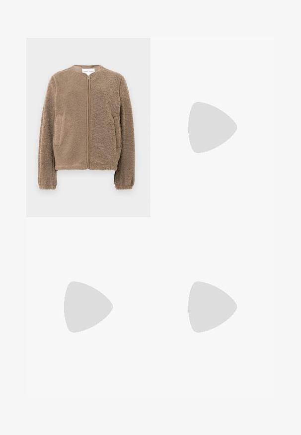 Veste en polaire marron avec un col rond, une fermeture éclair frontale et des poches latérales. Tissu texturé avec une apparence douce et confortable.; Sweat-shirt écru à col rond, manches longues, poignets et ourlet côtelés, petit logo brodé au centre de la poitrine.; Pantalon beige à jambes larges avec taille élastique et détails de couture minimalistes, présenté sur un fond clair uni.; Sneakers blancs et beiges avec une tige lisse et des accents en daim, une semelle texturée et des coutures ton sur ton. Fermeture à lacets avec détail de logo.