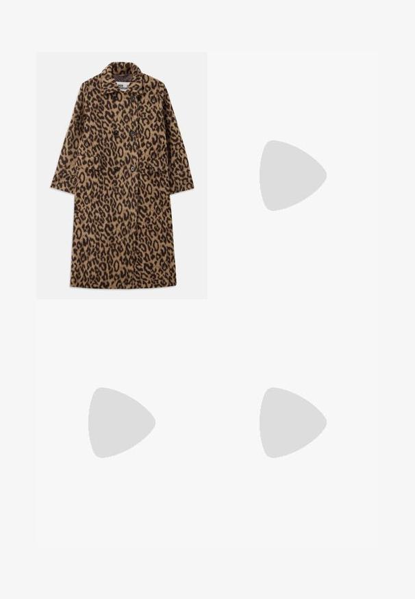 Leopardprintfrakke i brun og sort med dobbeltstående design, notch-krave og to forlommer. Blød tekstur.; Sort langærmet bluse lavet af blødt stof, med rund halsudskæring og en afslappet pasform med sideslids i kanten for nem bevægelse.; Lyseblå vide jeans med rå kanter, høj talje og kontrast sømme. Lavet af denim, der fremviser en afslappet pasform og minimal slid.; Sort lavhælet lædersko med spids tå, snøredetalje bagpå og ankelrem mod en ensartet hvid baggrund.