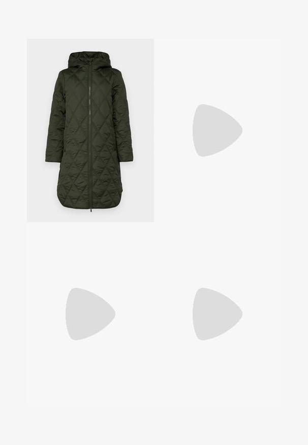 Padded hooded coat in dark green, featuring a diamond quilted pattern, long sleeves, and a front zipper closure. полноформатné obrázok.; Sveter s farebným blokovaním v odtieňoch hnedej, krémovej a tmavošedej. Vyrobený z mäkkej tkaniny, s rebrovaným výstrihom a skráteným strihom.; Modré denimové džínsy s širokými nohavicami a vysokým pásom, piatimi vreckami, predným zapínaním na gombík a mierne vyblednutým povrchom. Súčasti zošitých okrajov a švov sú viditeľné.; Vysoká tmavohnedá kožená kovbojská čižma so šitými dekoratívnymi vzormi, špicatou špičkou a vrstveným blokovým podpätkom.