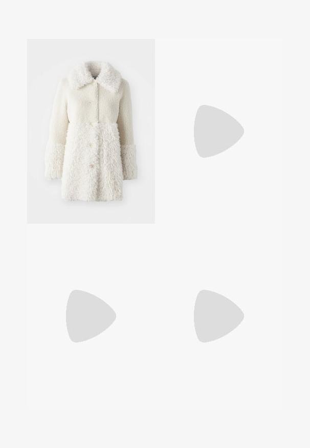 Manteau en fourrure blanche avec un tissu texturé, grand col et fermetures à boutons. Le corps a une finition lisse, avec des accents contrastants.; Pull à manches courtes rayé, fabriqué dans un matériau doux ; il présente des rayures bleu marine et beige, un col rond et un ourlet côtelé.; Jupe noire et dorée présentant un motif zébré, fabriquée en matériau lisse avec une coupe ajustée et un design taille haute.; Botte mi-mollet en cuir noir avec bout pointu et petit talon kitten, vue de profil sur un fond clair uni.