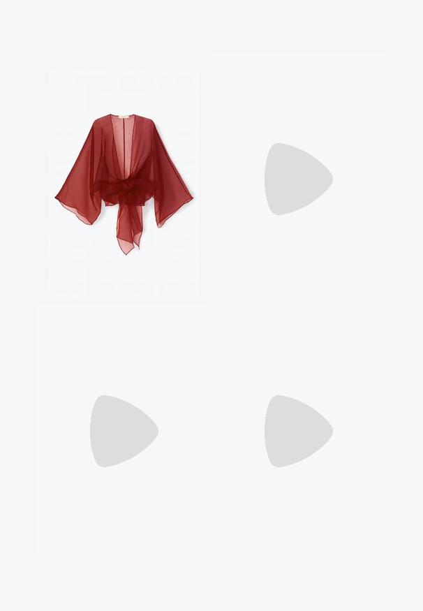 Gennemsigtig burgundy kimono-style slå-om med brede ærmer, åben front og bundet talje. Letvægtsstof med en blød, flydende tekstur.; Lyserød blonder camisole med blomsterprint, firkantet halsudskæring, brede stropper og bølget kantdetalje på en lysegrå baggrund.; Lys beige tylstof med en blød, gennemsigtig tekstur, der har et fint netvæv, som skaber bløde bølger og folder.; Lyserøde patentlæder balletflade med en rund tå, rebdetalje foran og en beige gummisål. Glat, blank finish overalt.