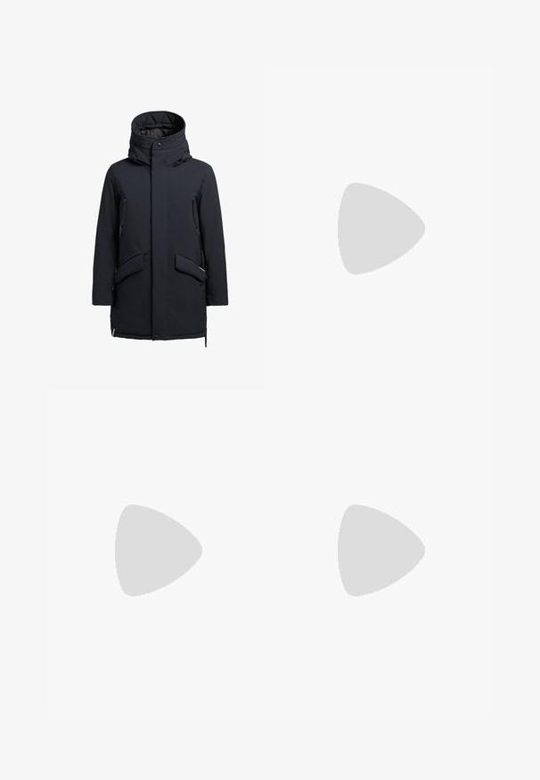 khujo CARL - Vinterfrakke - dunkelblau; Brandit BRANDIT HERREN EINSATZKOMBI - Buksedragter - black; Sort høj-top sneaker med snørebånd, der svæver over beige tæppe, træ rundt bord med stabler af bøger i et lyst, moderne opholdsrum.; Sort trekantet crossbodytaske med frontlomme med lynlås med Calvin Klein-logo og justerbar rem.