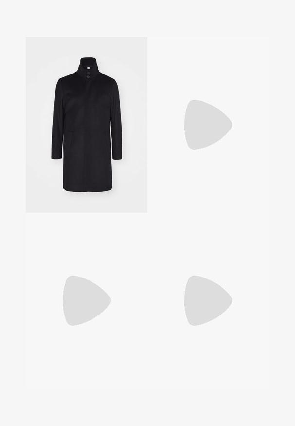 Sort uldfrakke med høj krave, to forlommer og tre-knaps lukning. Lige snit og glat struktur, minimalistisk design.; Sort langærmet sweater lavet af blødt strikket materiale. Rund halsudskæring, ribbede manchetter og kant. Minimalistisk design uden synlige mønstre eller knapper.; Sorte bukser lavet af letvægtsstof, med elastisk talje, sidelommer og oprevne kant. Glat tekstur med frontvendinger.; Sort læder Chelsea-støvle med rund tå, elastiske sidepaneler, stropper foran og bagpå, flad sål, vist fra siden på hvid baggrund.