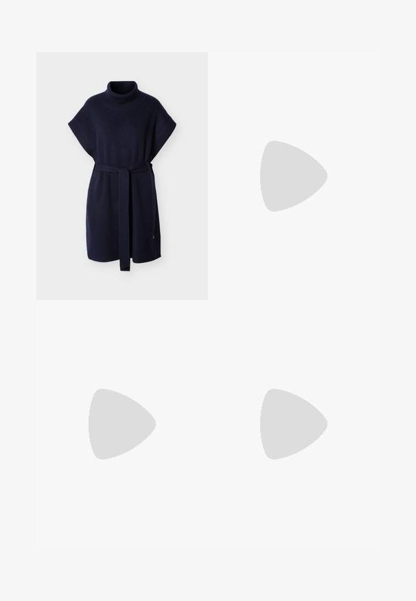 Robe poncho tricotée bleu marine avec un col montant, des manches courtes et une ceinture assortie. Présente une texture côtelée et une coupe décontractée.; Robe sans manches bleu marine avec haut à col en V et jupe midi plissée, présentant un petit logo brodé sur la poitrine.; Escarpin slingback en cuir noir avec talon kitten, bout pointu et petite boucle dorée sur un fond uni.; Paire de petites boucles d'oreilles créoles argentées brillantes avec une base ronde, présentées sur un fond clair uni.