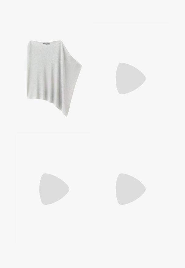 Lichtgrijze gebreide poncho met een boothals en een asymmetrische zoom, gedrapeerd op een witte achtergrond.; Effen witte mouwloze tanktop met ronde hals, gemaakt van zachte stof, met een label aan de binnenkant van de kraag dat merk en maat aangeeft.; Witte wijde broek van zacht materiaal. Heeft een elastische tailleband met een trekkoord en een gladde textuur. Geen zichtbare patronen of hardware.; Gouden synthetische slipper met een enkele band en een gespaccent, met een bruine kurken voetbed en een gestructureerde rubberen zool.
