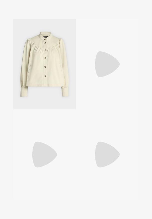 Blouse crème à manches longues boutonnée, col montant, empiècement froncé, poches latérales et manches larges avec poignets.; Blouse courte en satin bleu marine avec un col rond et une coupe ample, présentée sur un fond uni.; Jean large bleu clair en denim, avec un design classique à cinq poches, des coutures visibles et une taille mi-haute.; Escarpin slingback en cuir verni noir avec bout pointu et talon de hauteur moyenne, doté d'un accent métallique près du talon.