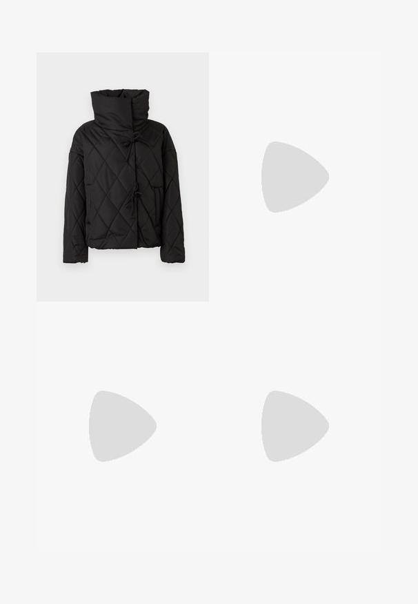 Sort quiltet pufferjakke med høj krave, featuring snorelukninger og to forsidelommer. Blød tekstur og oversized pasform.; Hvid skjorte med lange ærmer, knapper, spids krave, lige kant og tætsiddende silhuet, vist på en ensartet lys baggrund.; Sort plisseret nederdel lavet af et glat materiale. Har en bred linning og flere knivfolder, der går lodret.; Ben iført mørke ribbede leggings kombineret med sorte balletsko med små sløjfedetaljer på hvid baggrund.