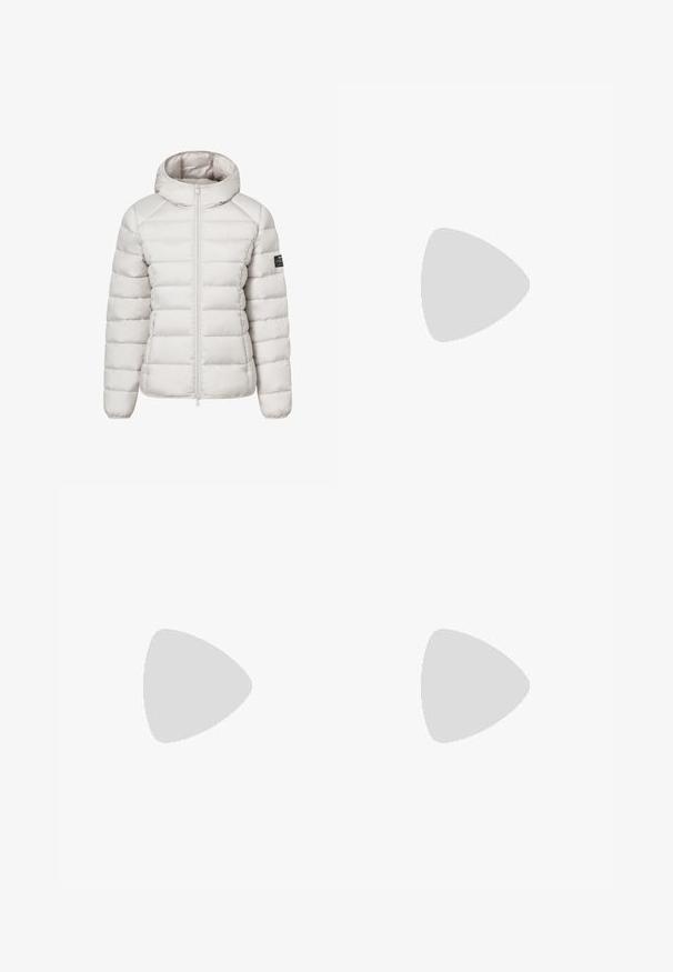 Veste matelassée grise claire avec capuche, en tissu tissé, conception matelassée horizontale et fermeture éclair frontale. Comprend un logo sur la manche.; Haut noir à col roulé côtelé à manches longues avec petit patch carré du logo Calvin Klein centré sur la poitrine.; Jeans large bleus clairs en denim, avec une taille haute, un lavage décoloré et un motif tie-dye subtil à l'avant.; Botte en caoutchouc beige Calvin Klein avec une semelle épaisse, flottant au-dessus d'un sol en bois et cailloux, avec une plante floue en arrière-plan.