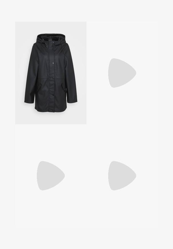 Manteau de pluie noir imperméable à capuche avec fermeture à boutons-pression, capuche ajustable à cordon de serrage et poches à rabat sur les côtés avant.; Haut à col roulé à manches longues blanc, fabriqué en tissu lisse et extensible. Il présente un col haut et une coupe ajustée, sans motifs ni embellissements visibles.; Jeans skinny en denim gris à taille haute, avec un design classique à cinq poches et des détails subtilement décolorés sur l'ensemble.; Baskets en toile blanches avec semelles en caoutchouc, dotées de six œillets, d'un bout rond et de détails de couture légers, portées avec des chaussettes blanches mi-mollet.