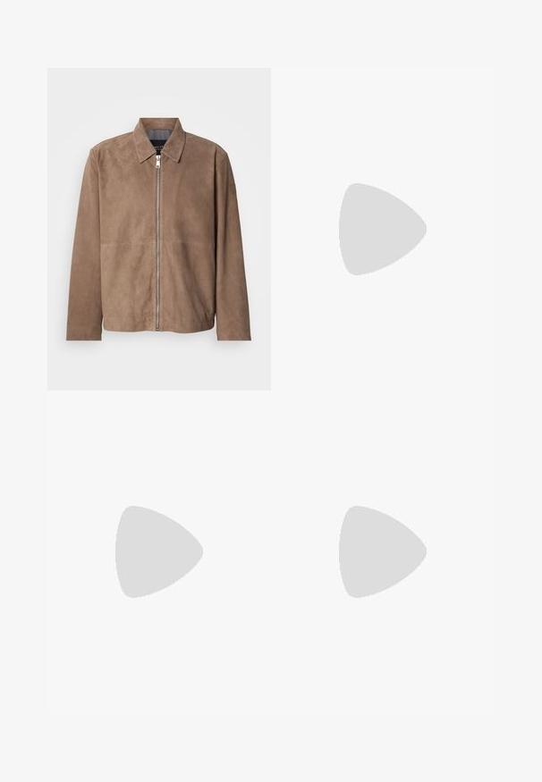 Veste en daim marron avec col, fermeture zippée à l'avant et manches longues. Le tissu a une texture lisse et présente peu de coutures.; T-shirt en coton à manches courtes avec un motif de fines rayures horizontales en marron et beige, doté d'un col rond marron.; Jean en denim foncé avec une coupe droite, cinq poches, quincaillerie en cuivre et coutures contrastées. Aucun effet vieilli ni embellissements visibles.; Bottines en cuir marron avec un bout arrondi, dotées d'œillets en métal pour les lacets, de détails cousus et d'une semelle en caoutchouc noire robuste.