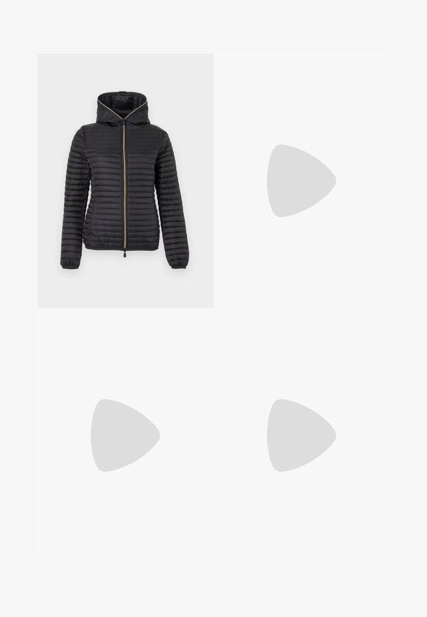 Veste légère matelassée noire avec capuche et fermeture éclair à l'avant, présentant des coutures horizontales et des poignets élastiqués.; Pull gris clair à manches longues avec col et trois boutons noirs sur la patte de boutonnage avant, en tissu doux et texturé.; Jean flares en denim bleu avec une taille mi-haute, cinq poches, un délavage subtil et des accents de couture le long des coutures.; Filippa K REY FLATS - Ballerines - bright red