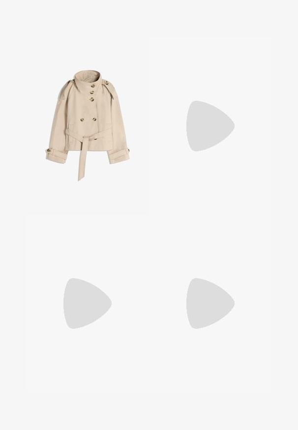 Beige trenchcoat lavet af bomuldsblanding. Har dobbeltradet forside med seks knapper, bælte i taljen og skulderstropper.; Hvid kortærmet t-shirt lavet af blødt stof. Har en rund halsudskæring og et simpelt, rent design med en lige underkant.; Mørkeblå denim jeans med brede, lige ben, forlommer og lukning med knap og lynlås.; Hvide mesh-sneakers med sort tre-stribet design, rundet tå og gummisål. Har blød hælkant og snørelukning.