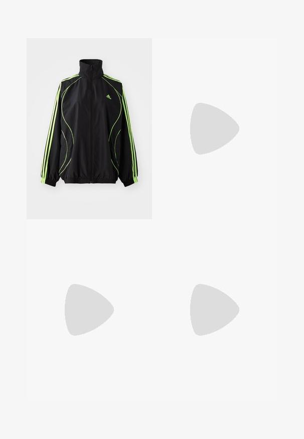 adidas Originals TEAMGEIST ADICOLOR - Overgangsjakke - black/signal green; Sort bomulds t-shirt med korte ærmer, rund halsudskæring, med et hvidt Adidas-logo på brystet. Enkel design, afslappet pasform.; Sorte løstsiddende træningsbukser lavet af glat stof. Har en elastisk talje og sidelogsstriber med logoaccents.; Sorte suedetrainingssko med tre hvide striber og sorte snørebånd. Et tekstureret sort bukser er delvist synligt ved siden af skoene.