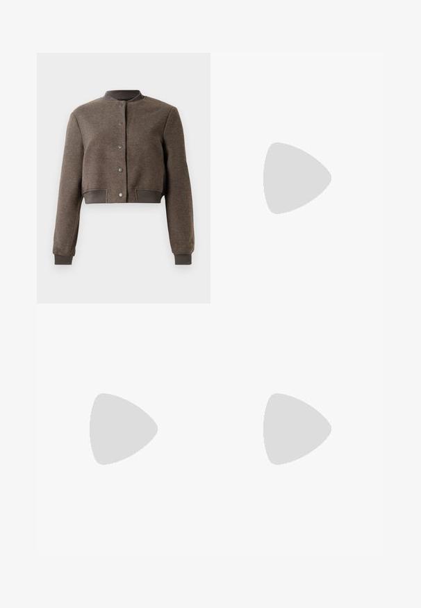 Brun cropped bomberjakke med knapsnaplukning foran, ribbet krave, manchetter og linning, vist på hvid baggrund.; Blå denim kjole med lange ærmer, krave, knaplukning foran og sømdetaljer, der flaner let ved kanten.; Marco Tozzi Pumps - cinnamon; Brun læder skuldertaske med en buet form, der har et fremtrædende spænde, kontrasterende syninger og en enkelt skulderrem.