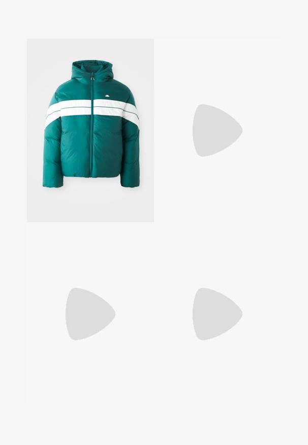 Teal pufferjack met een witte horizontale streep over de borst, een capuchon en een volledige ritssluiting. Glad textuur, warme isolatie.; Eenvoudig wit T-shirt met korte mouwen met een klein rood-oranje halve cirkel logo op het bovenste linkerborstgedeelte.; Marineblauwe broek met plooien, recht gesneden, gemaakt van lichtgewicht stof, met een enkele sluiting met knoop aan de voorkant en riemlussen.; Witte sportschoen met grijze netpanelen, gestructureerde overlays, een gepolsterde kraag en een rubberen zool met kleine tractiespitten.