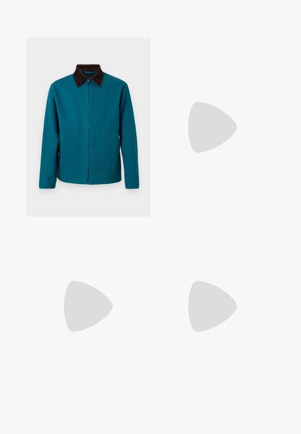 Veste zippée couleur sarcelle avec col marron foncé, manches longues et deux poches avant, présentée sur un fond clair uni.; T-shirt noir à manches courtes et col rond avec logo "BOSS" blanc sur le col, présenté sur un fond blanc.; Jean slim gris clair avec usure aux deux genoux, cinq poches, fermeture par bouton et zip.; Mocassin en cuir noir flottant au-dessus d'un sol beige couvert de moquette à côté d'une table en verre arrondie de couleur ambre.