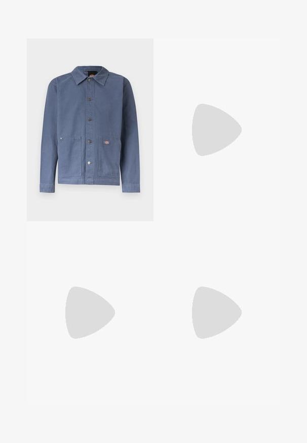 Veste bleue à boutons-pression avec col, deux poches avant, boutons-pression en métal et petit patch logo sur la poche droite.; Polo en maille bleu avec rayures verticales ajourées, patte de boutonnage à trois boutons, poche poitrine avec logo Carhartt et bordures noires sur le col et les manches.; Pantalon beige à jambes larges avec poches avant, fermeture par boutons et passants de ceinture, présenté sur un fond blanc uni.; Chaussure bateau en cuir marron avec coutures blanches, détails de lacets et semelle en caoutchouc beige, vue de côté sur fond blanc.