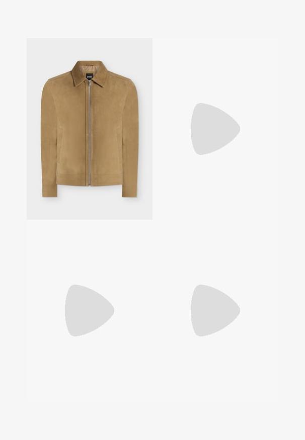 Veste en daim beige avec fermeture éclair, col et deux poches latérales, présentée sur fond blanc uni. Étiquette BOSS visible à l'intérieur du col.; T-shirt blanc uni à manches courtes et col rond avec petit logo rouge "HUGO" sur la poitrine gauche et une étiquette rouge à l'intérieur du col.; Jean droit en denim bleu clair avec taille haute, cinq poches, fermeture à boutons et léger délavage sur les cuisses et les genoux.; Chaussure noire en cuir à enfiler avec semelle épaisse et petits trous de ventilation latéraux, avec un logo doré "HUGO" près du talon.