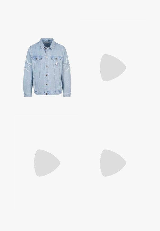 Lyseblå denimjakke med stjernemønstrede slidmærker, metalbutton, to brystlommer og diskret hvid malingsplask.; Sort og hvid flannel skjorte med et stort ternet mønster, lange ærmer, knaplukning foran og to brystlomme. Lavet af blødt stof.; Lyseblå denimjeans med lige ben, der har to slidte knælapper og standard fem-lomme design.; AllSaints HANK - Snørestøvletter - black