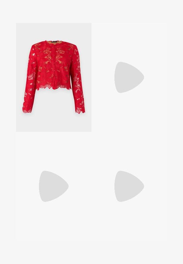 Blouse rouge en dentelle à manches longues avec motif floral, bords festonnés et fermeture boutonnée devant, présentée sur un fond clair.; Camisole en satin gris foncé avec fines bretelles et bordure en dentelle rayée transparente le long de l'encolure et de l'ourlet sur fond blanc.; Jupe noire longue jusqu'au sol en tissu lisse ; présente un design épuré et profilé sans motifs ni ornements supplémentaires.; Sandale noire à talon haut avec fine bride à la cheville, bride médiane décorée de maillons de chaîne argentés, et design à bout ouvert.