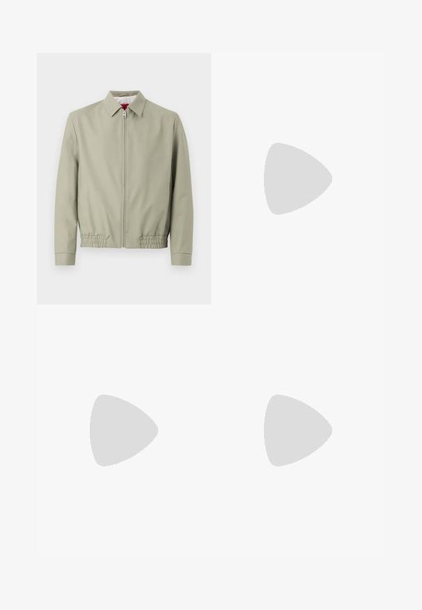 Veste beige clair zippée avec col, ourlet élastiqué et manches longues, présentée sur un fond clair uni.; Chemise blanche à manches longues avec fines rayures verticales, boutonnée à l'avant, col boutonné et logo discret sur la poitrine.; Pantalon beige ajusté avec fermeture à boutons et fermeture éclair, passants pour ceinture et plis plats à l'avant, présenté à plat sur un fond blanc.; Mocassins en cuir marron avec une finition lisse, des coutures de style mocassin, un bout rehaussé et une semelle en caoutchouc basse et flexible.