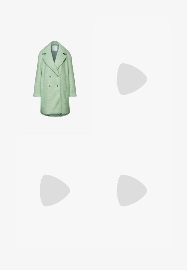 Mintgrüner, doppelt knöpfbarer Mantel aus strukturiertem Stoff, mit großem Reverskragen und seitlichen Taschen. Mit metallischen Knöpfen und einer lässigen Passform.; Stine Goya PLEATED BALLOON SLEEVE TIE - Bluse - pink nectar; Hellgrüne Hose mit weitem Bein, hohem Bund, Vorderfalten, Gürtelschlaufen und Seitentaschen, auf weißem Hintergrund dargestellt.; Hellrosa flacher Schuh mit schwarzer Sohle, grünem Riemen oben und blauem Fersenpatch, seitlich vor weißem Hintergrund gezeigt.
