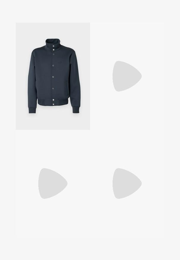 Veste sweat bleu marine avec col montant, fermeture à boutons-pression, poignets en tricot et poches latérales. Présente un logo Lacoste sur la poitrine.; Pull-over à manches longues bleu clair avec fermeture éclair quart de zip, col montant, patch de marque embossé sur la poitrine, et petit logo sur le poignet gauche.; Pantalon de sport bleu marine en matière douce et extensible. Il possède une taille à cordon de serrage, des coutures latérales et une coupe droite.; Sneaker en cuir noir avec bout arrondi, semelle plate et logo blanc sur le côté. Présente des lacets noirs et une finition lisse et mate.