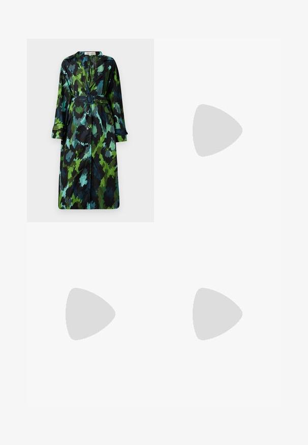 Lang, let trenchcoat med et grønt og sort camouflage mønster, bælte om taljen, knaplukning og afslappet pasform med store lommer.; Elleme ONE SHOULDER - Langærmet T-shirt - light green/white; Asymmetrisk gennemsigtig omslagsnederdel med blå, grøn og beige gradientmønster, fastgjort med et dekorativt perlebælte og rundt spænde.; Sort og mørkerødt skinnende ankelstøvle med geometrisk chunky hæl og firkantet tå, vist på en ensfarvet lys baggrund.