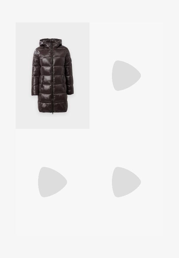 Manteau en duvet marron avec une finition brillante, capuche, fermeture éclair à l'avant et poches latérales. Il présente des sections matelassées horizontales pour l'isolation.; Haut beige à manches longues en maille côtelée, col rond, silhouette ajustée et coutures visibles aux ourlets sur fond uni.; Jean bleu taille haute à jambes larges, fermeture devant par bouton et zip, poches avant et arrière, passants pour ceinture.; Ballerines en cuir noir avec un bout rond, texture lisse, détails de couture minimalistes et design de semelle flexible.