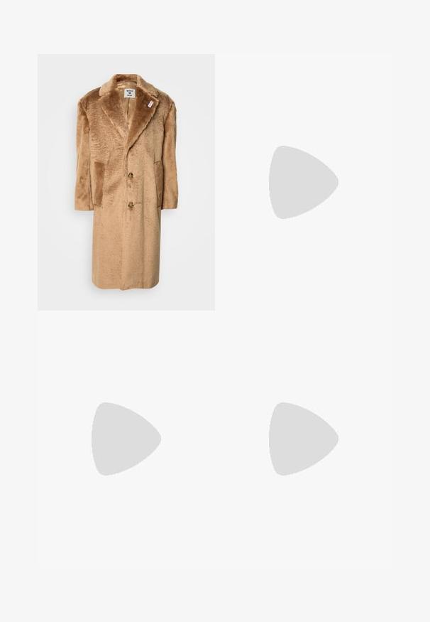 Brauner Kunstfellmantel mit schmalem Kragen, zwei Fronttaschen und doppelter Knopfverschlüsse. Weiche Textur mit lockerem Schnitt.; Hellbeiger Hoodie mit Fronttasche, Kapuze mit Kordelzug und gerippten Bündchen. Verfügt über ein kleines Logo auf der Brust. Glatter, Baumwollmischstoff.; Schmal geschnittene, beige-braune karierte Hose mit hoher Taille und Knopfdetails am Bund, maßgeschneidert für einen formellen Look.; Brauner Leder-Slipper mit gewebten Nahtdetails an den Rändern und flachem, niedrigem Absatz auf weißem Hintergrund.