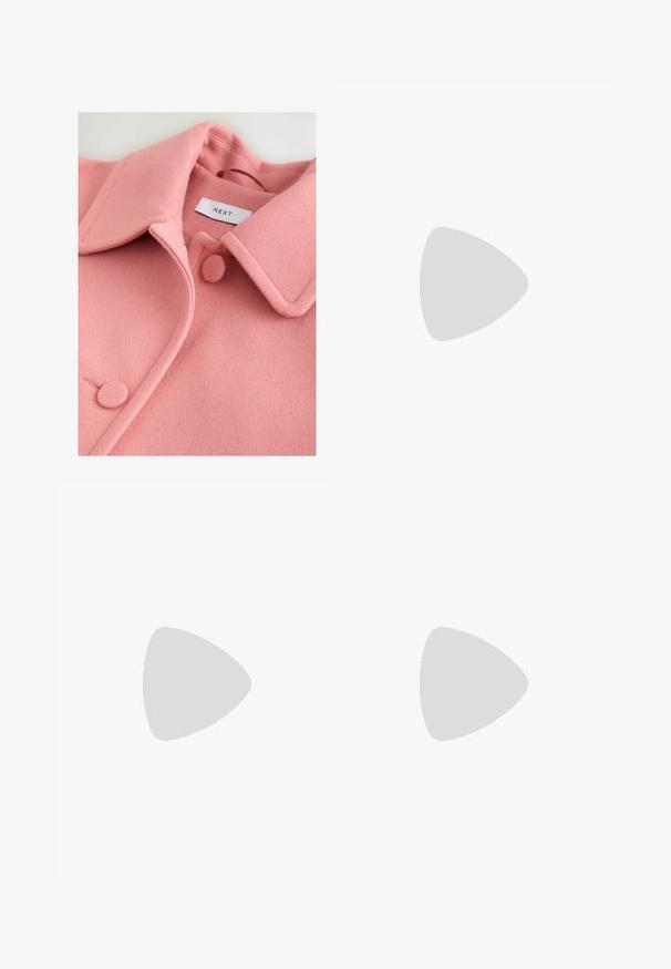 Manteau en laine rose avec grand col, comportant des boutons ronds et une texture lisse. Étiquette avec "NEXT" visible à l'intérieur.; Koton MINI - Robe de soirée - pink; Talons hauts en cuir verni rose avec un bout arrondi, trois brides et des embellissements en cerise. Le talon bloc transparent présente des accents floraux. Chaussettes blanches à côtes.; Petit sac à main incrusté de strass roses et doté d'une poignée incurvée composée de gros bijoux clairs.