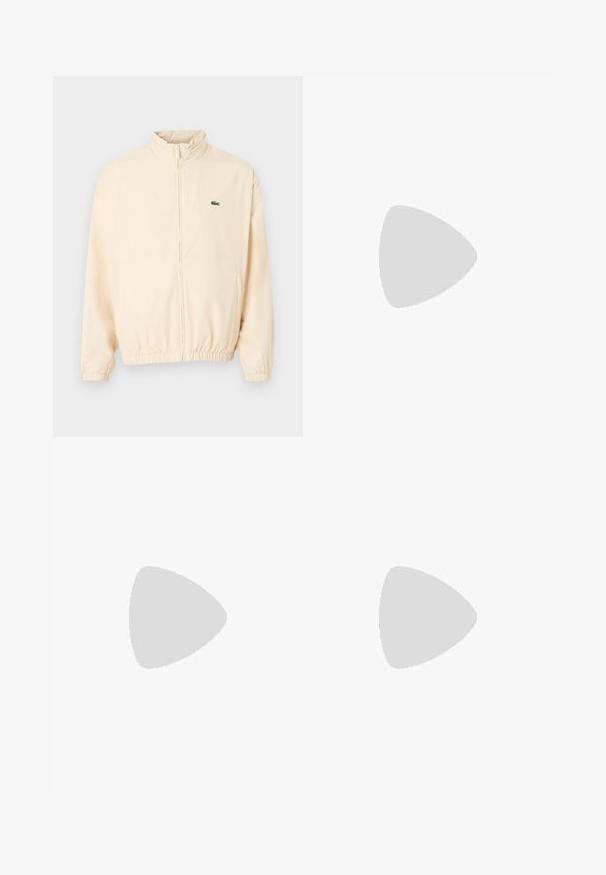 Veste beige à fermeture éclair avec poignets et ourlet élastiques, col montant, et petit logo crocodile vert sur le côté gauche de la poitrine.; T-shirt en coton blanc à manches courtes, avec le mot « TENNIS » en lettres capitales bleu clair sur la poitrine.; Shorts décontractés beige avec taille élastique et petit logo vert brodé en bas de la jambe droite.; Baskets de sport blanches avec un dessus en mesh texturé, un design courbé et une semelle noire contrastante. Présente un logo brodé vert sur le côté.