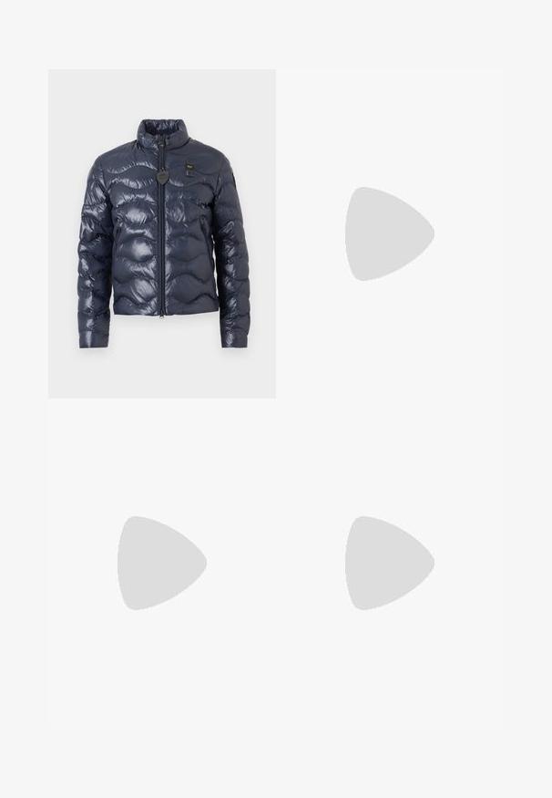 Veste matelassée bleu marine avec col montant, fermeture éclair à l'avant, poches latérales et une petite étiquette noire en forme de cœur sur la poitrine.; T-shirt bleu uni à manches courtes avec un petit texte blanc "Tiger of Sweden" sur le côté gauche de la poitrine sur fond blanc.; Pantalon large gris clair avec plis sur le devant, passants pour ceinture et coupe droite, présenté sur un fond blanc uni.; Baskets basses blanches avec un onglet de talon gris, des lacets blancs et une semelle texturée, présentées sur un fond uni clair.
