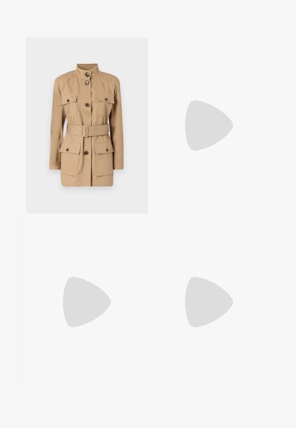 Tan utility jacket featuring a stand collar, two chest pockets with button flaps, and a belted waist. Made from lightweight fabric.; Valkoinen, ribbineulottu, lyhythihainen paita pitsireunuksella varustetulla neliömäisellä pääntiellä ja kevyellä röyhelöyksityiskohdalla hihojen resoreissa, koko small.; Korkeavyötaiset levenevät farkut keskipitkässä sinisessä denimissä, jossa on haalistunut pinta. Varustettu läppätaskuilla ja nappikiinnityksellä. Siisti helma.; Musta lakattu nahka strappy sandaalit, joissa on neliönmuotoinen kärki ja matala, lohkokorko. Varustettu kultaisella sisustuksella ja säädettävillä nilkkahihnoilla.