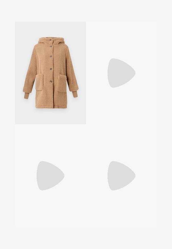 Manteau en polaire beige avec capuche, fermeture à boutons sur le devant, deux poches avant et poignets côtelés. Texture douce et design confortable.; Haut long à manches blanches avec un col rond et un plastron de boutons partiel. Texture douce, design ajusté et style minimaliste.; Jean skinny en denim noir avec une taille basse, des poches avant et une fermeture à bouton. Présente une texture lisse et un design minimaliste.; Baskets blanches basses avec des rayures noires, une semelle en caoutchouc marron, un laçage à l'avant et un col de talon rembourré noir.