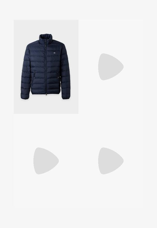 Veste matelassée bleu marine avec col montant, fermeture éclair avant, poches latérales zippées et petit logo sur la poitrine gauche.; T-shirt gris foncé à manches courtes avec col rond et petit logo texte "Marc O'Polo DENIM" en haut à gauche de la poitrine.; Jean en denim bleu moyen avec un délavage léger, design à cinq poches, coupe droite et accents cousus. Fermeture par bouton et zip.; Baskets en cuir blanc avec un design bas, accent en tissu bleu marine sur le col et onglet de talon en daim rose pâle. Semelle en caoutchouc.