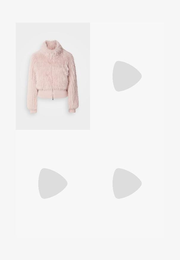 Veste cropped en fausse fourrure rose avec un col haut, des détails en bord-côte aux poignets et une fermeture éclair à l'avant. Surface texturée avec des rayures verticales.; Haut noir à col roulé côtelé à manches longues avec petit patch carré du logo Calvin Klein centré sur la poitrine.; Pantalons larges à rayures noires, en tissu lisse, avec une taille mi-haute et un design frontal épuré. Pas de poches visibles.; Bottine en cuir noir avec bout pointu et petit talon, présentée devant un mur en blocs de verre et un sol poli.