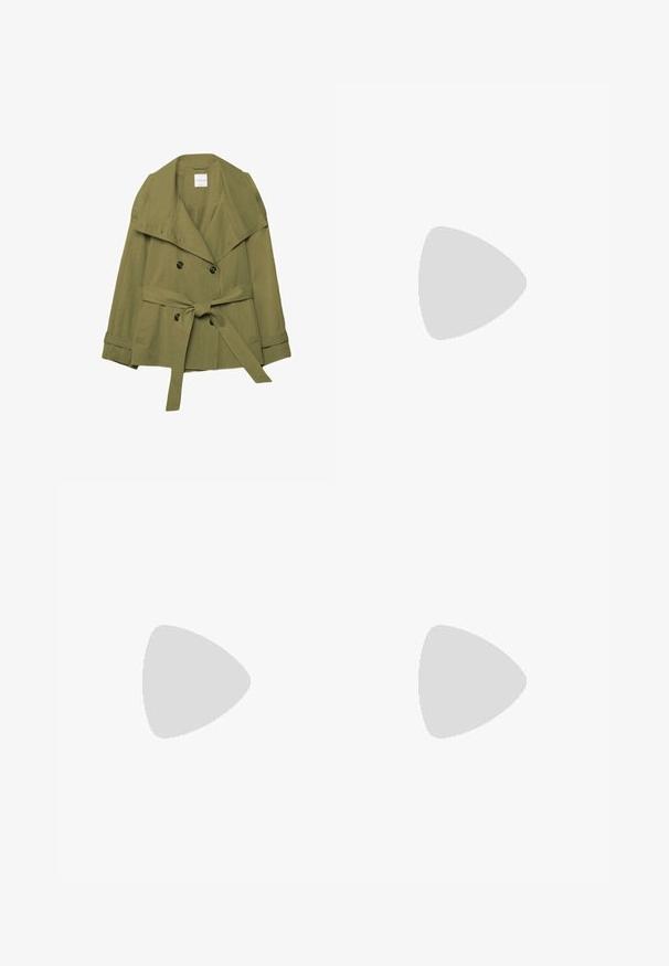 Veste croisée vert olive avec larges revers, boutons sur le devant, ceinture nouée en nœud à la taille et pattes de serrage aux manches longues.; T-shirt blanc à manches courtes avec un col rond, fabriqué en tissu léger. Design simple, texture lisse et ourlet droit.; Jean en denim bleu foncé avec jambes larges, revers roulés, bouton à l'avant et design cinq poches.; Jambes portant des leggings côtelés foncés associés à des ballerines noires avec de petits détails en nœud sur fond blanc.