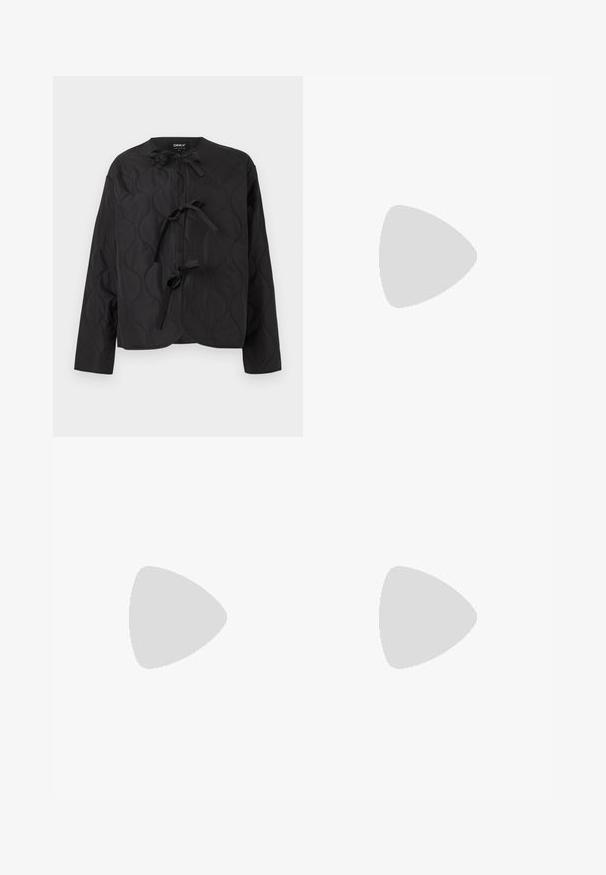 Veste matelassée noire à manches longues avec trois nœuds noués sur le devant, présentant un motif ondulé cousu et un col rond.; Body bordeaux à manches longues avec panneaux en maille transparente sur le haut de la poitrine, la taille et les manches, avec un col rond et une coupe ajustée.; Jeans noirs à taille haute, jambes droites, avec poches avant, passants pour ceinture, fermeture par bouton, et ourlets légèrement évasés sur fond blanc.; Sandale à talon haut en cuir verni noir avec fine bride à la cheville, bout ouvert et design minimaliste sur fond clair uni.