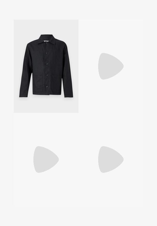 Veste noire à manches longues, boutonnée, avec un col pointu et deux grandes poches avant, présentée sur un fond clair.; T-shirt noir à manches courtes avec un col ras-du-cou, muni d'une petite étiquette blanche à l'intérieur du col.; Pantalon marron à jambes larges, coupe cintrée avec passants de ceinture et fermeture par bouton, présenté à plat sur un fond blanc.; Basket basse en cuir gris foncé avec lacets et semelle noirs, design minimaliste, profil latéral sur un fond clair uni.