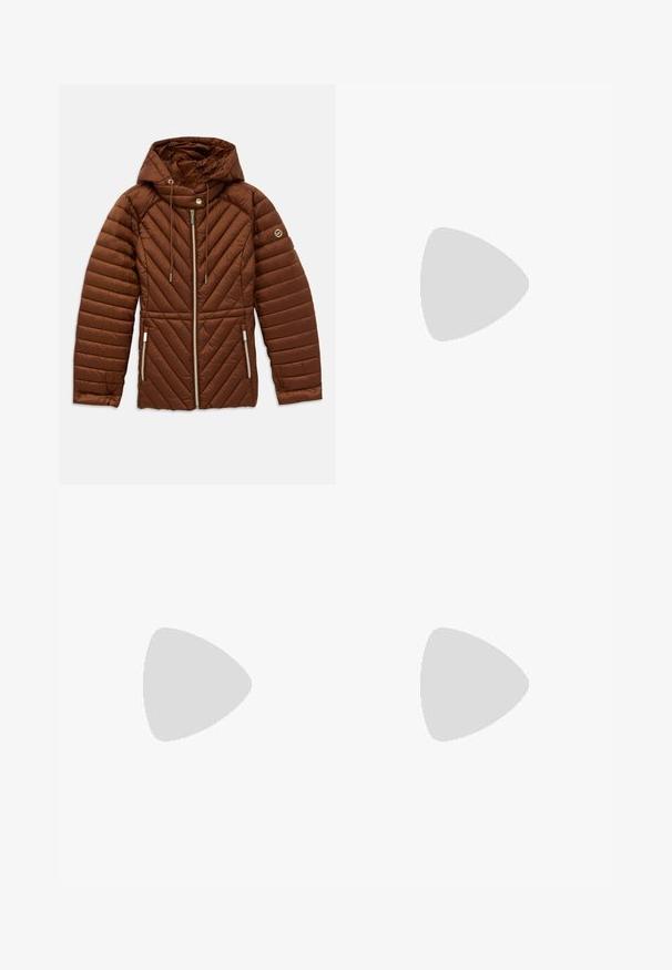 Veste matelassée marron avec capuche, fermeture éclair à l'avant, cordons de serrage, poches latérales zippées et patch logo sur la manche gauche.; T-shirt à manches longues blanc en coton doux. Il présente un col rond, une silhouette ajustée et une texture lisse. Pas de motifs ni d'accents.; Jean en denim bleu clair évasé avec une taille mi-haute, présentant des poches frontales, une fermeture à un bouton et des détails d'usure subtils.; Ballerines en cuir noir avec un bout rond, texture lisse, détails de couture minimalistes et design de semelle flexible.