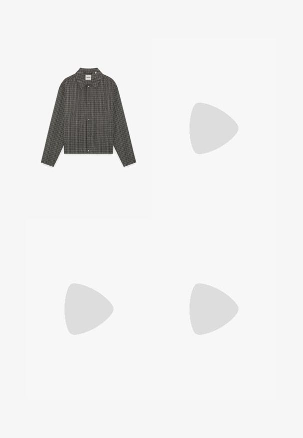 Veste-chemise pour homme à manches longues, en tissu gris à carreaux, avec boutons sur le devant et col. Coupe ajustée avec un motif à carreaux subtil.; T-shirt blanc uni à manches courtes et col rond, présenté sur un fond blanc, vue de face avec l'étiquette de la marque visible à l'intérieur du col.; Pantalon beige à jambes larges avec passants de ceinture, fermeture éclair devant, et plis, présenté sur fond blanc.; Mocassin en cuir noir avec une finition lisse, bout arrondi et un petit rabat à l'avant. Caractérisé par un petit talon noir uni et des accents de design minimaux.