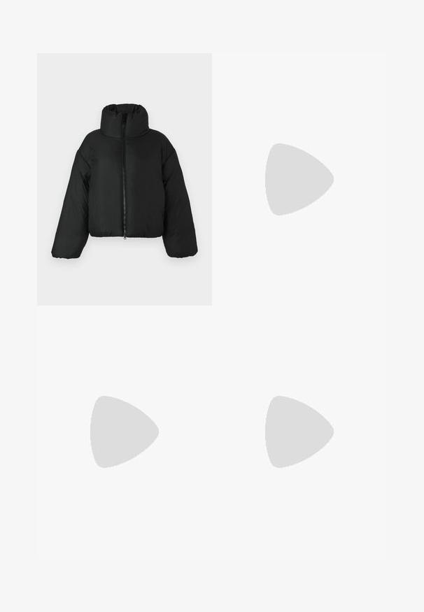 Veste courte en duvet noir avec un col haut, fermeture éclair à l'avant et des manches volumineuses. Le matériau semble lisse et isolant.; Polo rose à manches longues avec des rayures horizontales noires et blanches et une patte de boutonnage à deux boutons, avec un petit logo brodé sur la poitrine.; Jean en denim foncé à jambes larges avec une taille haute, doté d'un design à cinq poches, de surpiqûres dorées et d'un détail bouton en métal. Texture lisse dans l'ensemble.; Baskets noires et beiges avec une bride en velcro, trois bandes blanches sur le côté, et une semelle en caoutchouc marron texturée. Logo de la marque visible.