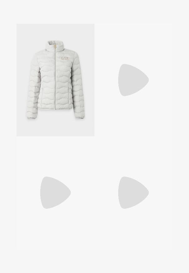 Veste matelassée gris clair avec fermeture éclair intégrale devant, col montant, poignets élastiques et petit logo EA7 Emporio Armani sur la poitrine.; T-shirt noir à manches courtes avec logo doré EA7 Emporio Armani centré sur la poitrine sur fond blanc.; Pantalon noir à jambes larges avec une taille ajustée, réalisé dans un tissu lisse. Comprend des poches latérales discrètes et des accents matériels minimalistes.; Baskets basses blanc cassé et beige à lacets, avec des détails en cuir lisse et en daim, arborant un petit logo Michael Kors sur le côté.