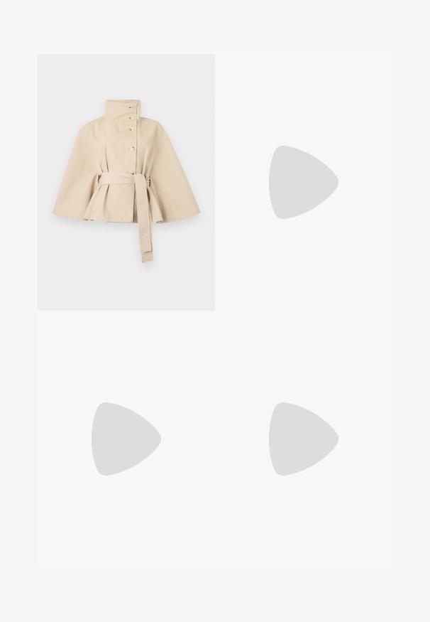 Manteau court style cape beige avec col montant, boutons sur le devant, manches larges et ceinture assortie nouée à la taille.; Chemise blanche à manches longues en rib avec un col rond et une silhouette ajustée. Texture lisse avec un design simple, sans motifs ni accents.; Pantalons évasés de couleur crème en tissu doux ; dotés d'une fermeture à bouton et d'une texture lisse ; design ajusté à la taille.; Ballerines beiges avec une exterior en cuir lisse, un bout en forme d'amande et une sangle élastique sur le coup de pied, avec des détails de couture subtils.