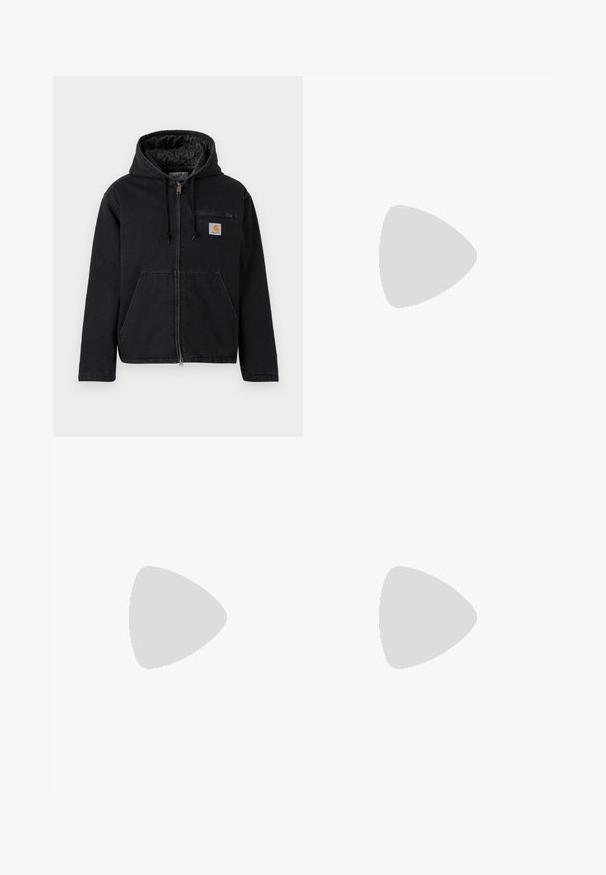 Veste noire à capuche en denim, dotée d'une fermeture éclair frontale, de grandes poches avant et d'un petit patch logo sur le côté gauche de la poitrine. Doublure matelassée.; T-shirt rose clair à manches courtes avec col rond et petit logo noir "Dickies" sur le côté gauche de la poitrine.; Jean large en denim noir avec taille haute, design à cinq poches et fermeture frontale par un seul bouton. Texture lisse avec un minimum de détails.; Baskets de sport noires et grises avec un tige en mesh et en suède, présentant une semelle intermédiaire blanche, des lacets et un logo "N" audacieux sur le côté.