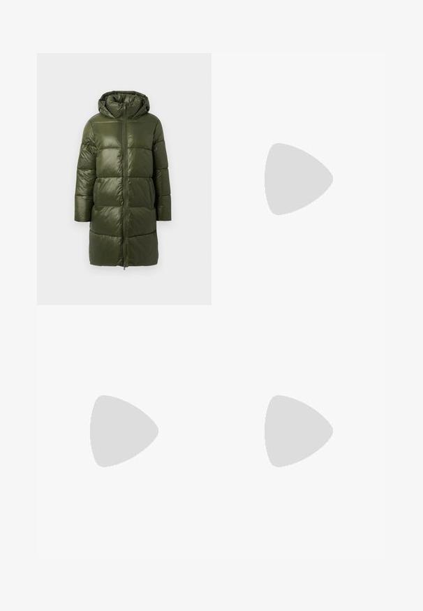 Dunkelgrüne, gepolsterte Parkajacke mit Kapuze, vorderem Reißverschluss, langen Ärmeln und strukturierter, glänzender Oberfläche.; Dunkelgrauer Strickpullover mit Rundhalsausschnitt und langen Ärmeln. Verfügt über gerippte Bündchen und einen Saum, gefertigt aus weichem, strukturiertem Stoff.; Schwarze Jeans aus Denim mit einem geraden Bein Design, inklusive Fronttaschen, Gürtelschlaufen und einer dezenten, ausgewaschenen Textur.; Schwarzer Slingback-Schuh aus Lackleder mit spitzer Spitze und niedrigem, schrägem Blockabsatz auf einfachem hellem Hintergrund.